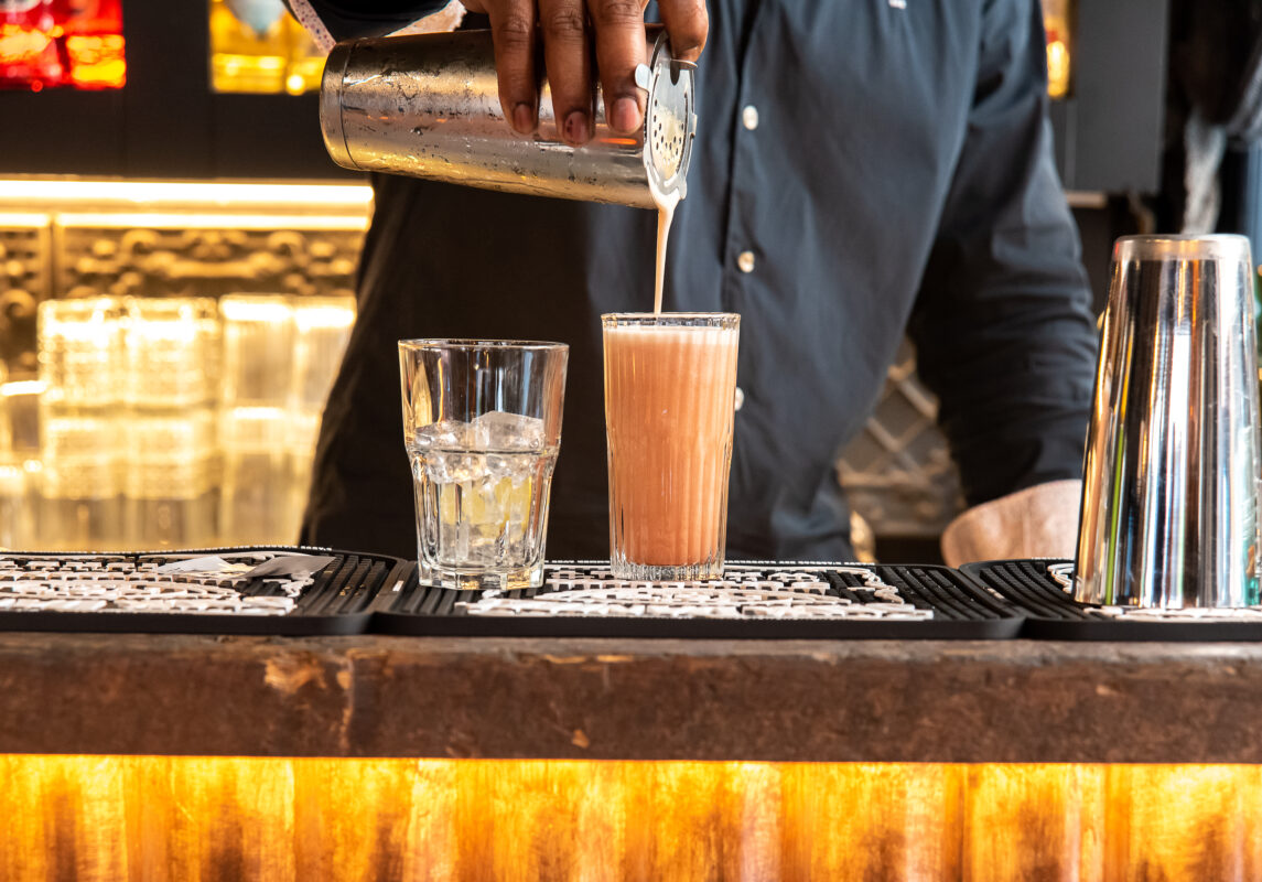 barman en train de servir un cocktail au shaker