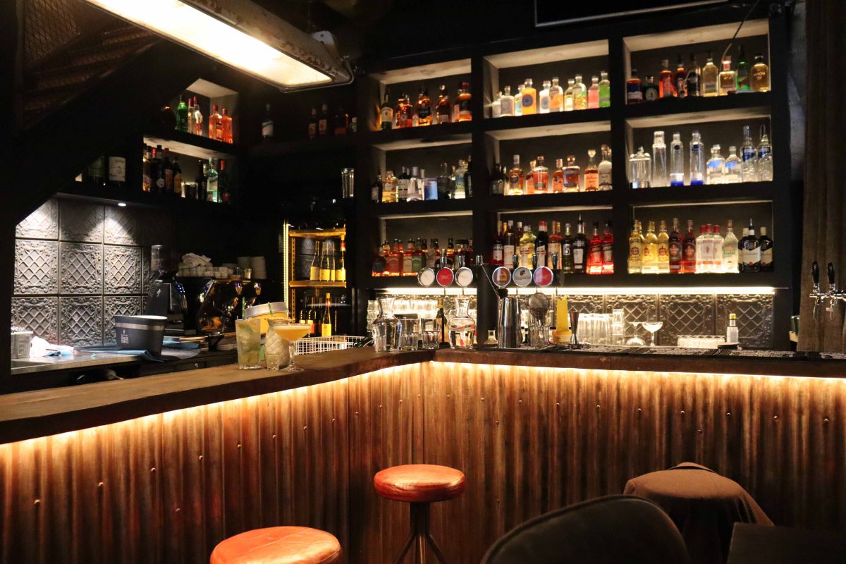 bouteilles alcool derriere le bar du Casa Soho a Lyon