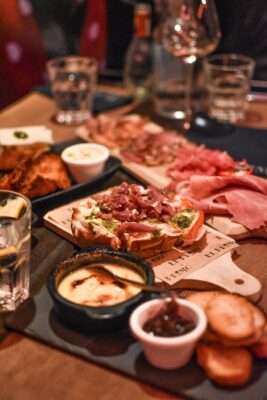 Tapas servies dans un bar