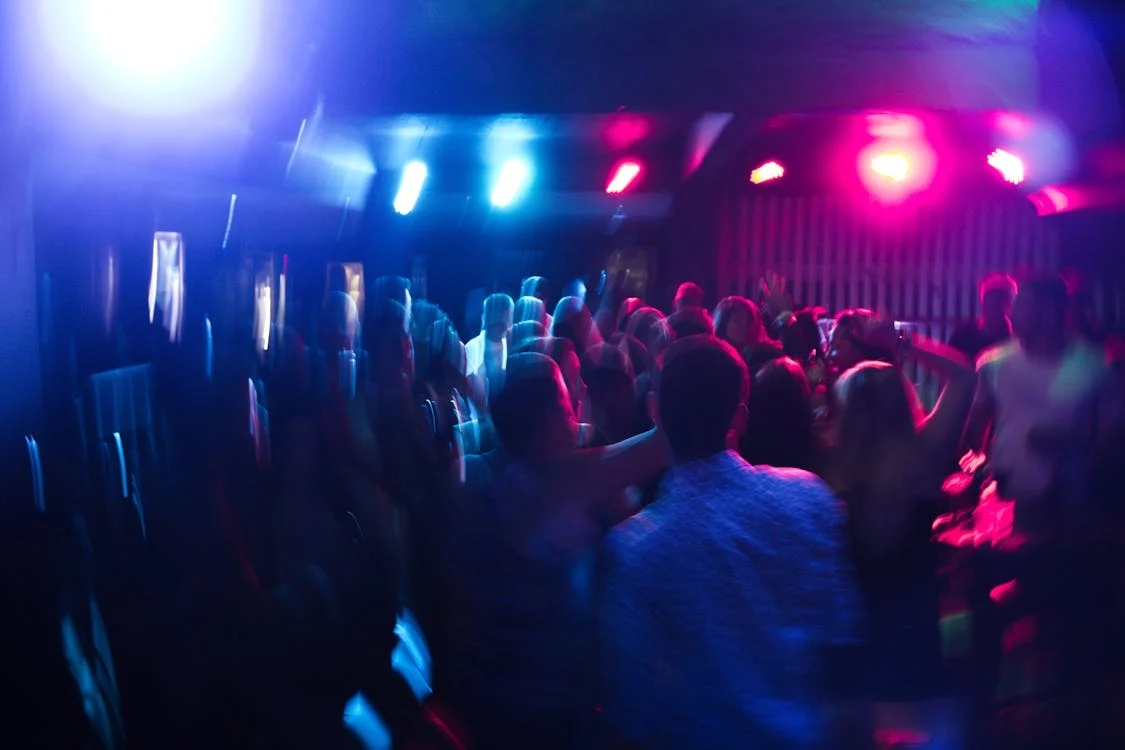 Un groupe de personnes qui danse dans un bar