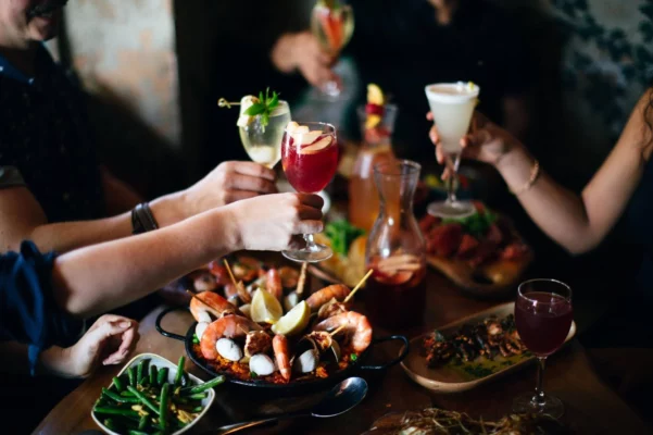Plat de Tapas dans un bar avec verres de cocktail