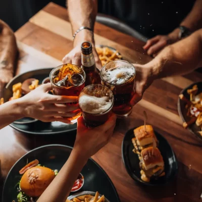Un groupe de personnes faisant la fête dans un bar