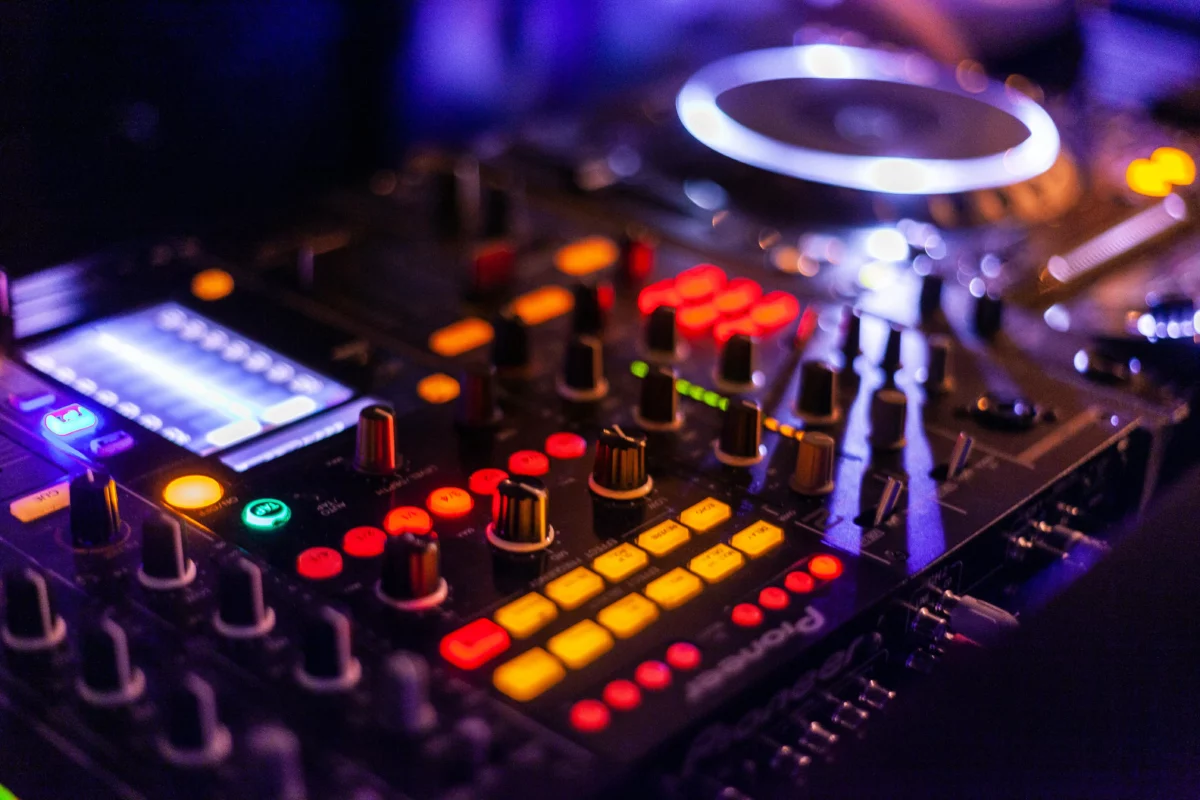 platine de dj avec des bouton rouge et orange. Soirées au Casa Soho