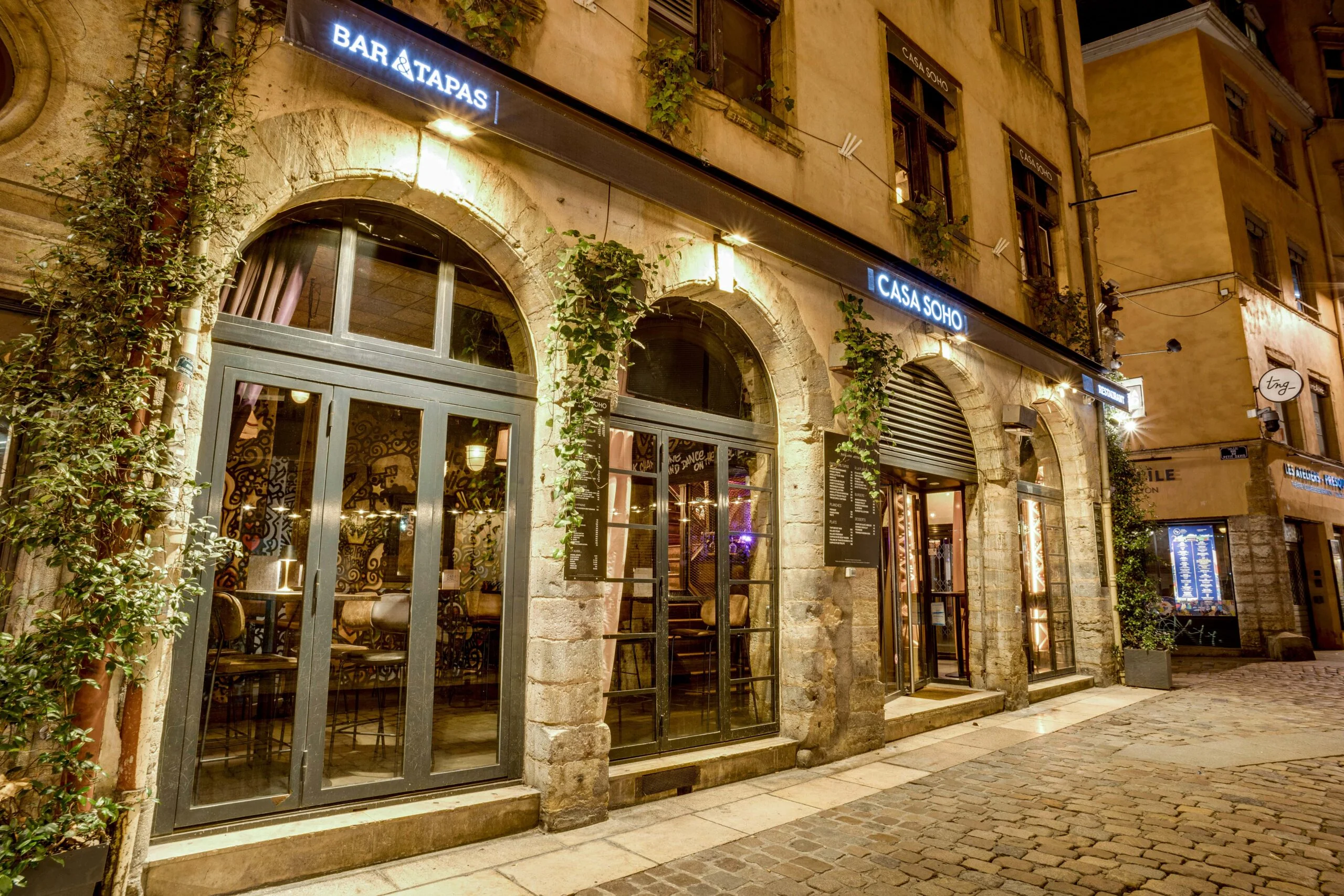 devanture d'un bar restaurant Casa Soho dans une rue de lyon